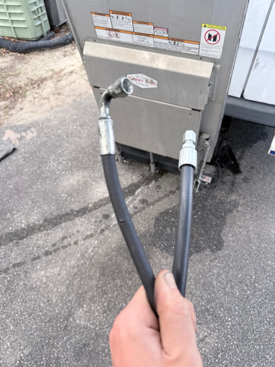 Liftgate hydraulic hoses