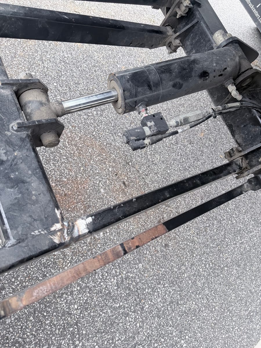 Hydraulic cylinder service on a commercial truck
